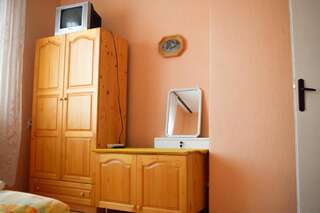 Гостевой дом Velkovski Guest House Хисаря Трехместный номер с основными удобствами и общей ванной комнатой-4