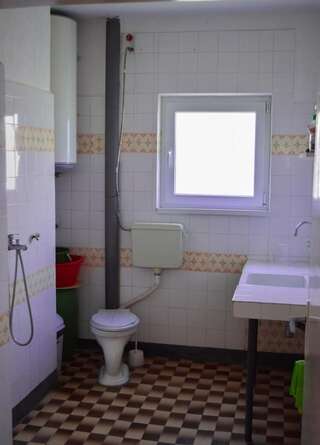 Гостевой дом Velkovski Guest House Хисаря Трехместный номер с основными удобствами и общей ванной комнатой-6