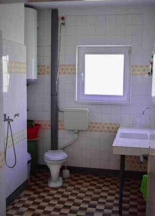 Гостевой дом Velkovski Guest House Хисаря Трехместный номер с основными удобствами и общей ванной комнатой-23